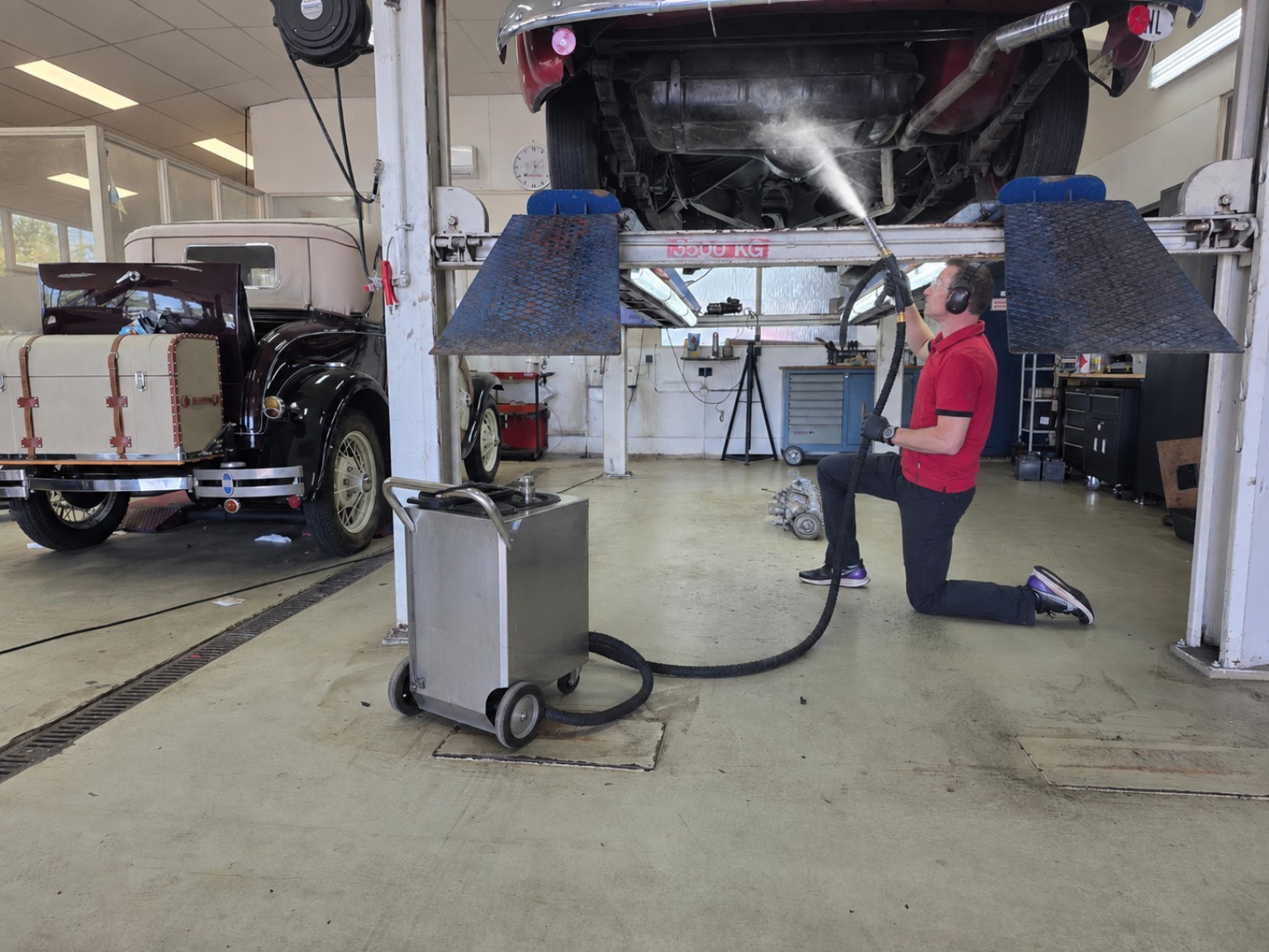 Dry ice cleaning van de onderbodem van een klassieke auto