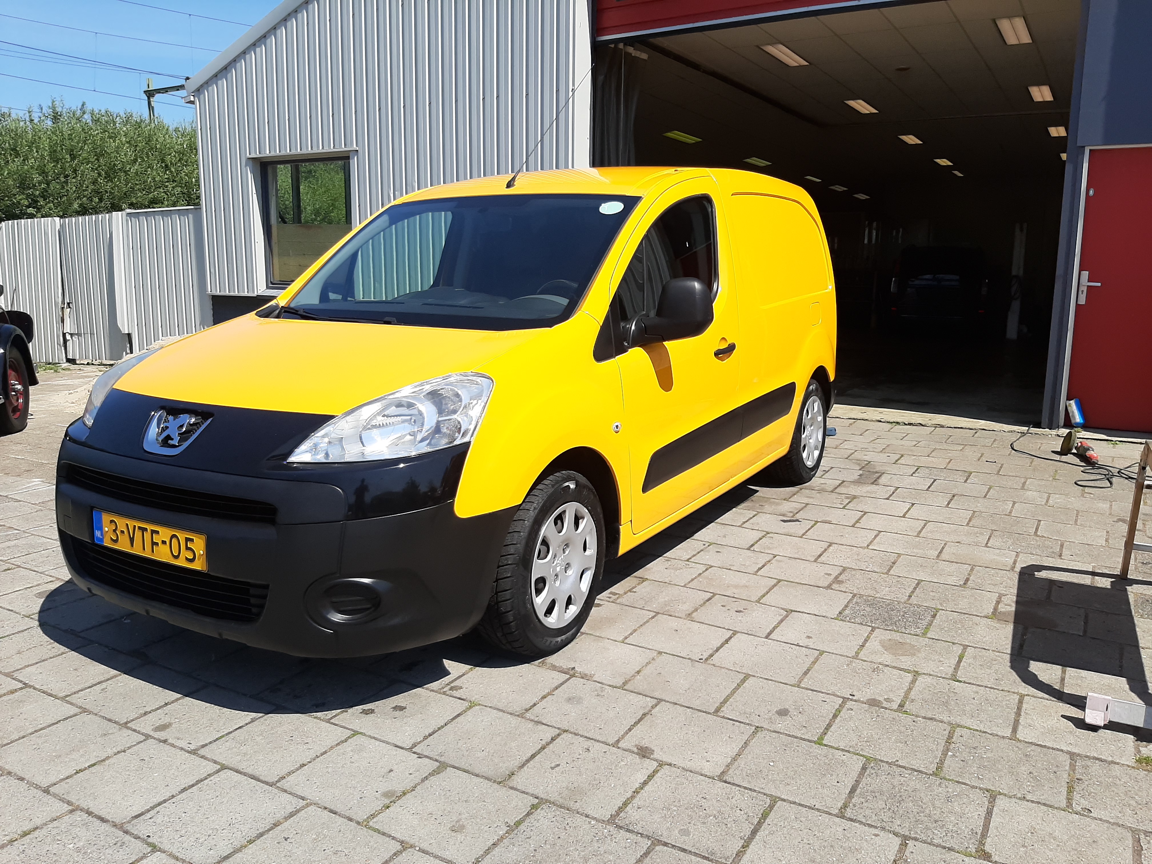 Gele bedrijfsbus na exterieur detailing bij Poetsgoeroe